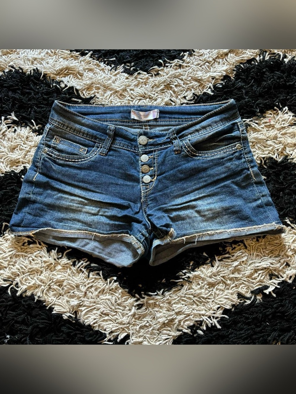 No Boundaries Medium Wash Denim Low Rise Jean Button Up Booty Shorts Women’s 9